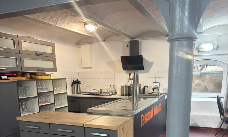 Küche und Bar vom Pfeiler aus gesehen